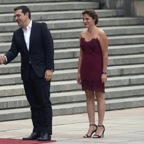 Περιστέρα Μπαζιάνα: Το μπορντό φόρεμα, τα ξαναφορεμένα πέδιλα και η έλλειψη αξεσουάρ
