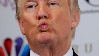 Το… δάχτυλο του Trump “απάντησε” στους επικριτές του