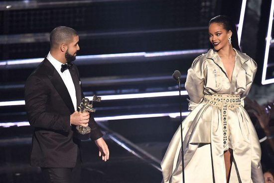 Έκπληξη στα VMA: O Drake εξομολογήθηκε επί σκηνής τον έρωτα του στη Rihanna