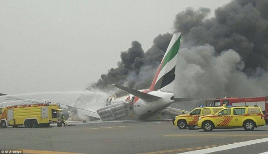 Δραματικές εξελίξεις: Αεροπλάνο της Emirates προσέκρουσε στο αεροδρόμιο του Dubai (pics+video)