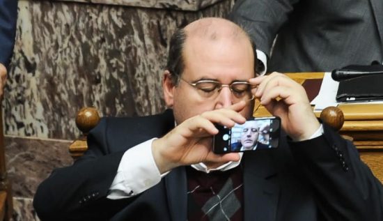 Ο Φίλης τα βάζει πάλι με την αριστεία και επαναφέρει ξεδιάντροπα τους “αιώνιους φοιτητές”