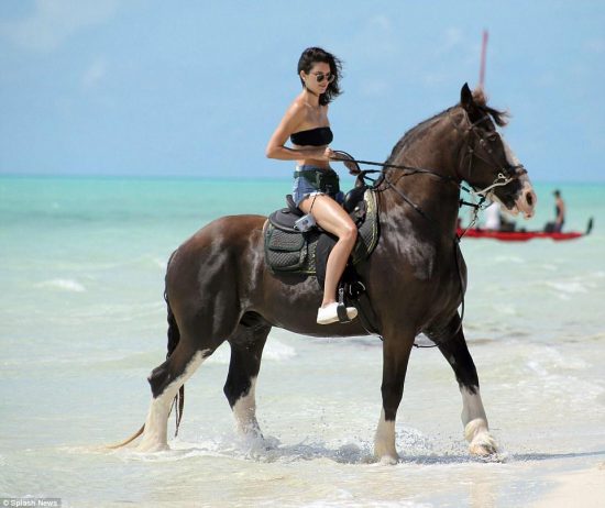 Το κορίτσι και το άλογο: Η Kendall Jenner περνάει ξέγνοιαστες στιγμές κάνοντας ιππασία