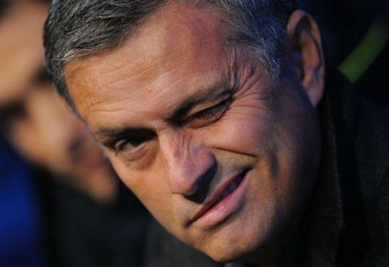 Το απίστευτο βλέμμα του Mourinho όταν πιάνει στα πράσα δημοσιογράφο να κοιμάται στη συνέντευξη Τύπου (video)