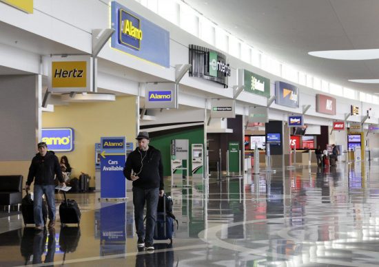 Πώς τα αεροδρόμια «αναγκάζουν» τους ταξιδιώτες να ξοδεύουν χρήματα