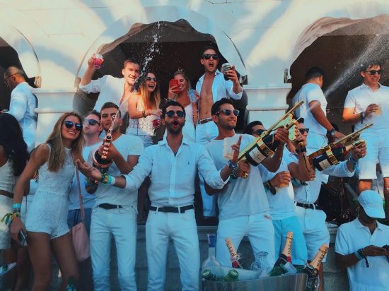 “Rich Kids of Instagram”: Καλοκαιρινές βουτιές σε μετρητά και σαμπάνια από τους ζάμπλουτους γόνους του πλανήτη