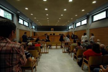 Πλειστηριασμοί: Συνεχίζουν την αποχή οι συμβολαιογράφοι υπό το φόβο νέων επεισοδίων