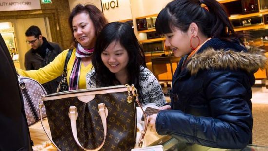 Γιατί οι Κινέζοι ψάχνουν σαν τρελοί Louis Vuitton, Hermès και Chanel σε Κολωνάκι και Λονδίνο