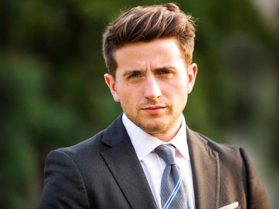 Ο Βρετανός που μαζεύει λεφτά για να μηνύσει τους ψεύτες πολιτικούς. Μια καλή ιδέα για τα αριστερά ψέματα στην Ελλάδα (video)