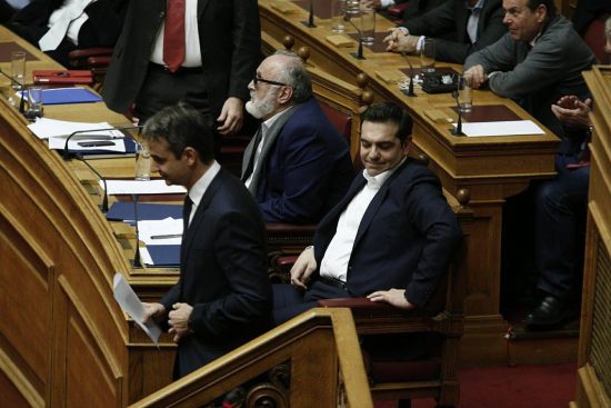 “Σφαγή” στη Βουλή. Επίθεση Τσίπρα σε Μητσοτάκη για “καναλάρχες που κάνουν τη βρώμικη δουλειά” (video)