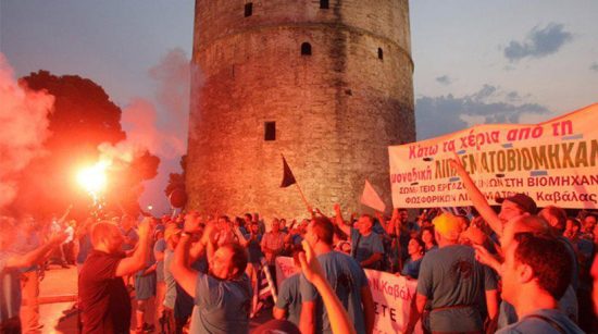 Ο Τσίπρας βλέπει ανάπτυξη αν και χιλιάδες εργαζόμενοι διαδηλώνουν ενάντια της πολιτικής του