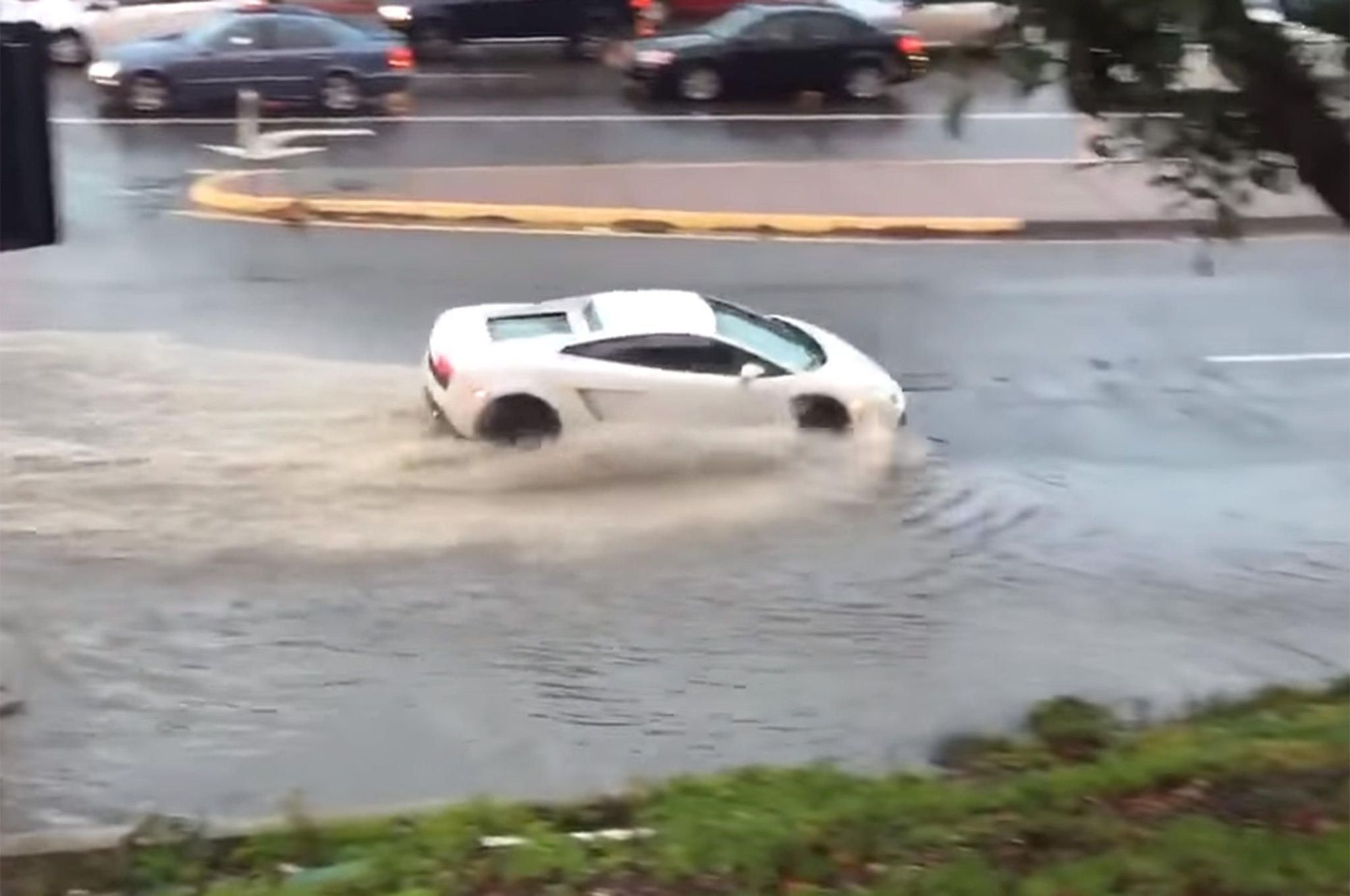 Ποιο 4×4; Lamborghini – υποβρύχιο “σκίζει” με άνεση τα νερά του πλημμυρισμένου δρόμου (video)