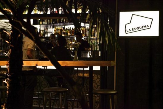 La Esquina: Μια παρέα 30άρηδων έφτιαξε το μαγαζί που ξαναζωντάνεψε την Χάρητος