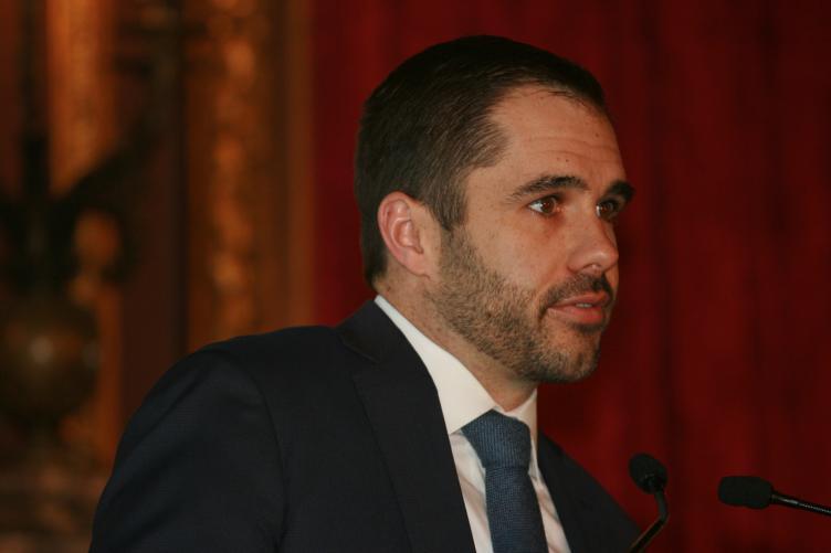 Michael Webber, αναλυτής Wells Fargo