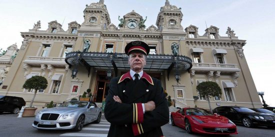 Αυτοί που δουλεύουν στο καζίνο του Monte Carlo, το πιο φαντασμαγορικό μέρος για να τζογάρεις
