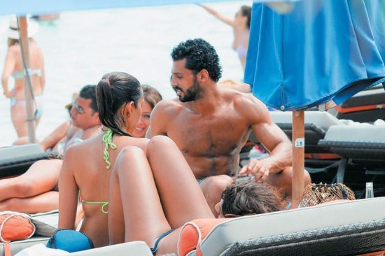Μύκονος: Ιστορίες τρέλας με ξαπλώστρες, σαμπάνιες και καλλονές σε αναζήτηση χορηγού