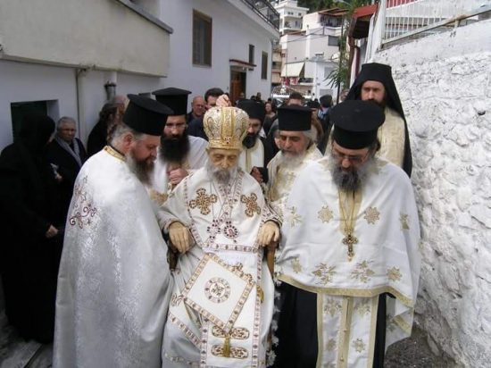 Ανατρίχιασαν όλοι από την περιφορά του νεκρού Μητροπολίτη στη Λαμία σαν άλλου Ελ Σιντ