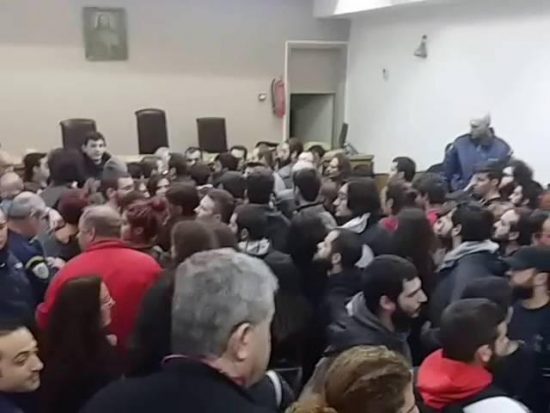 Κόλαση: δεν έγινε πλειστηριασμός για ένα χωράφι επειδή ο λαός όρμηξε στην αίθουσα του δικαστηρίου (video)