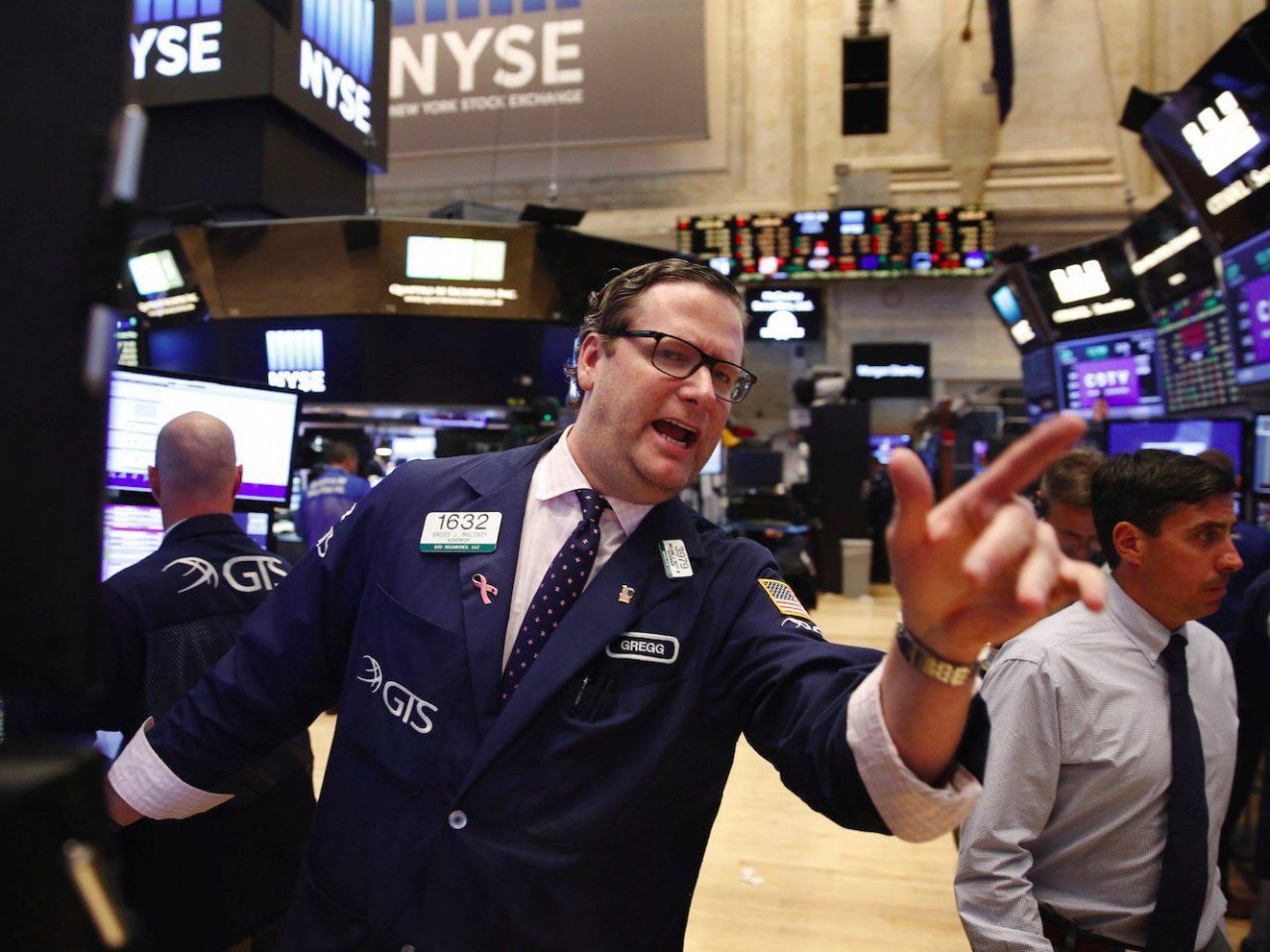 χρηματιστής στη Wall Street παρακολουθεί τη συνεδρίαση