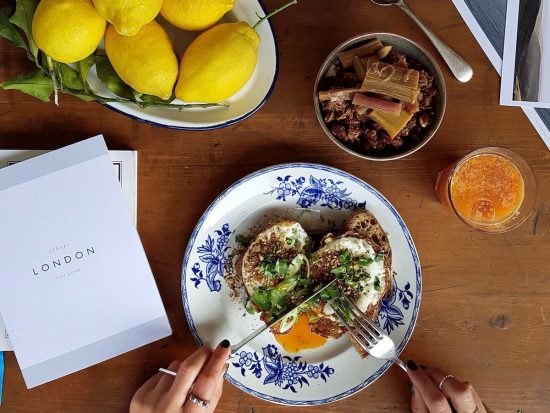 Μυστήριο με τον πιο διάσημο food blogger. Πήγε κρυφά σε 13 εστιατόρια στο Λονδίνο. Δείτε ποιους αποθεώνει