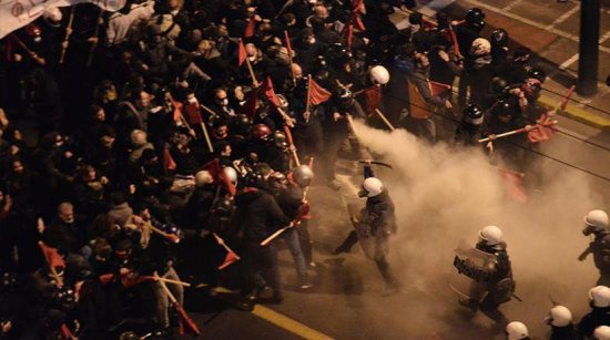 Πεδίο μάχης η Αθήνα: Βόμβες μολότοφ και πετροπόλεμος στο κέντρο της πόλης (pics + video)