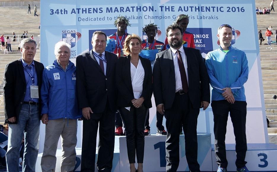 Βράβευση νικητών του 34ου Μαραθωνίου από τους Κώστα Παναγόπουλο, Δημήτρη Κυριακίδη, Σπύρο Καπράλο, Άννα Καραμανλή, Δημήτρη Βασιλειάδη, Ντάμιαν Κόουπ