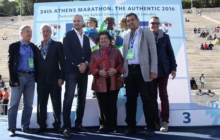 Βράβευση νικητριών του 34ου Μαραθωνίου από τους Κώστα Παναγόπουλο, Πάκο Μποράο, Πετρ Ματεγιόφσκι, Ερμιόνη Κυπριανίδου, Γρηγόρη Λαμπράκη
