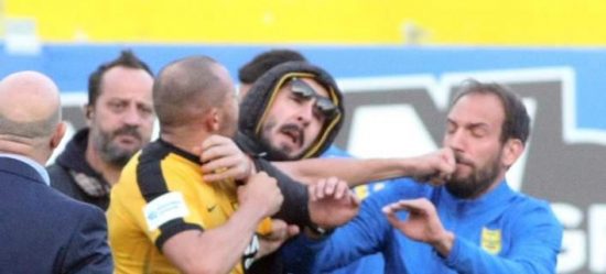 «Τρελάθηκε» ο πυγμάχος Τζεμπούρ: Καρέ-καρέ το κροσέ σε οπαδό του Άρη  (video)