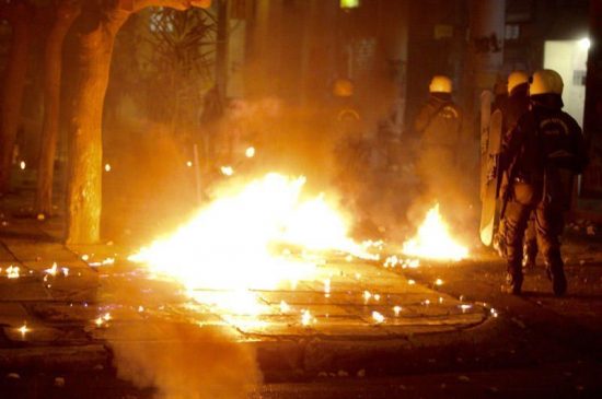 Μολότοφ και πετροπόλεμος στο Πολυτεχνείο – Συγκατάθεση της Εισαγγελίας για να μπει η αστυνομία (video) (upd)