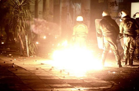 Τα κανάλια έδειχναν την καμένη σημαία αλλά η ΕΛΑΣ δεν το είδε!