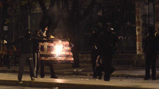 Πολυτεχνείο: Έκαψαν τα πάντα και η αστυνομία απλά κοιτούσε (video)