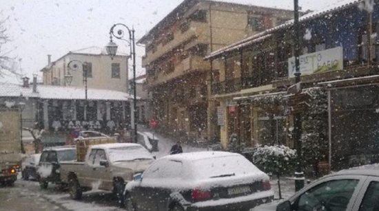 Ξεκίνησαν οι πρώτες χιονοπτώσεις – Πέφτει η θερμοκρασία