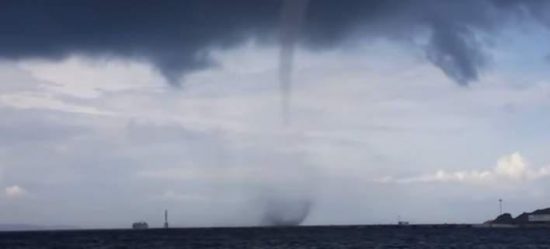 Εντυπωσιακός υδροστρόβιλος έξω από το λιμάνι της Τήνου (video)