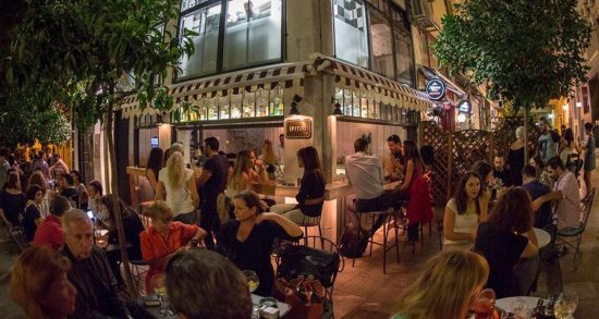 Ηπίτου: Ο «κρυφός» πεζόδρομος του κέντρου με τα μπαράκια ανάμεσα σε νεοκλασικά και νεραντζιές (pics)