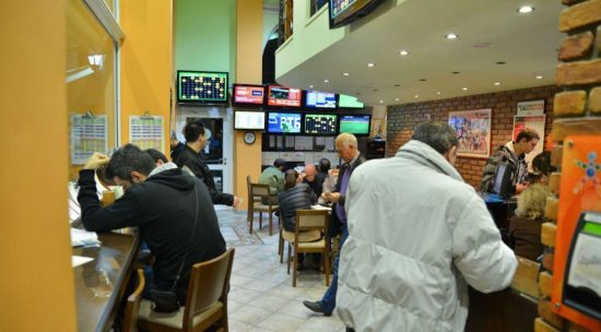 Φρενίτιδα για τα 9,3 εκατ. ευρώ που μοιράζει σήμερα το Τζόκερ