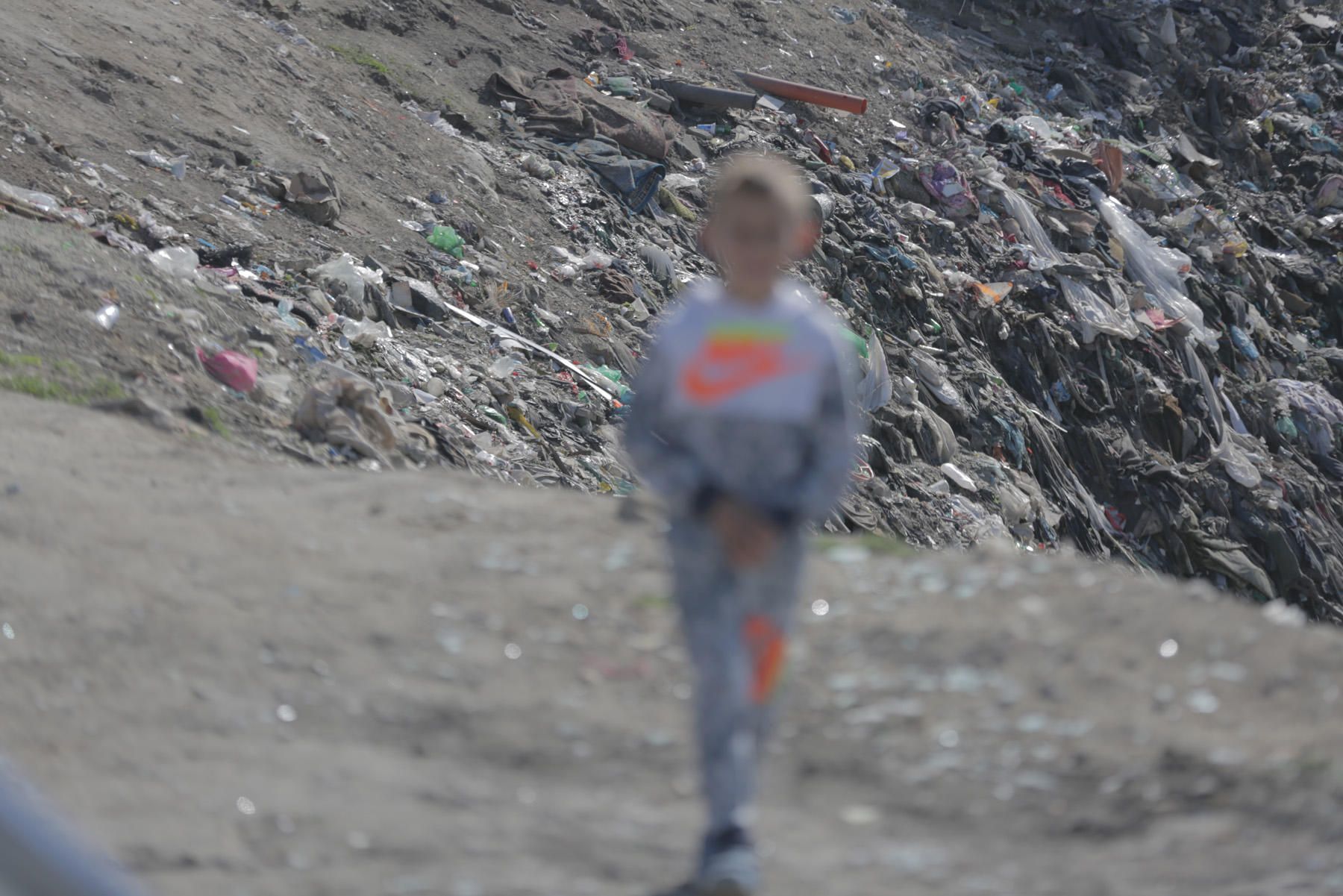 Ένα παιδί παίζει σε μια πλαγιά γεμάτη σκουπίδια, στον καταυλισμό Μαξούντα, στη Βάρνα της Βουλγαρίας. 