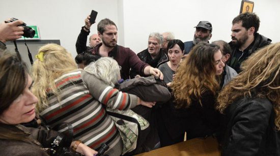 Πλειστηριασμοί: “Έξω τώρα τα κοράκια”. Σηκωτοί έφυγαν οι συμβολαιογράφοι απο το Ειρηνοδικείο(video)