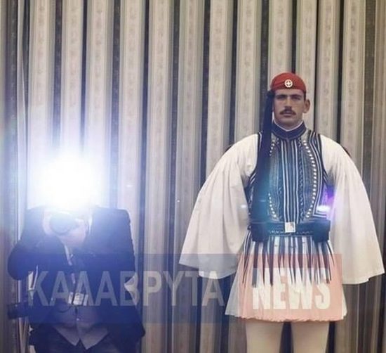Αυτός είναι ο τσολιάς που «έριξε» το διαδίκτυο – Άφωνος ο Ομπάμα (photos)