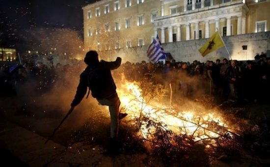 Public Issue: Ντροπή και οργή των Ελλήνων για την κυβέρνηση – Χρεώνουν στον Τσίπρα τον κατήφορο της χώρας
