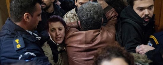 Πλειστηριασμοί: “Μάχη” μεταξύ διαδηλωτών και αστυνομικών  (video)