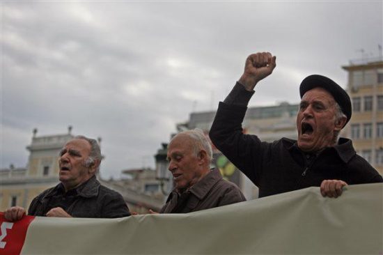 Συνταξιούχοι: Διαμαρτυρία στα Προπύλαια για τον μποναμά Τσίπρα