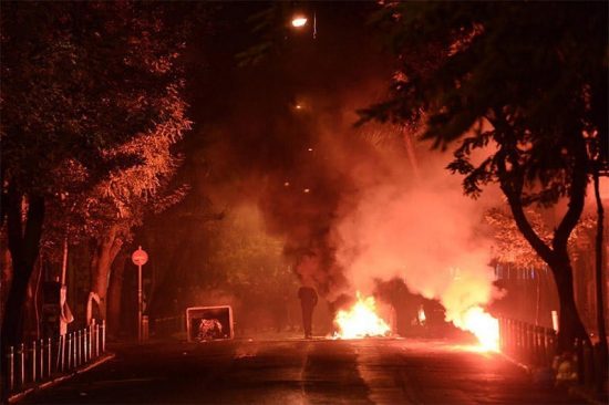 Άγρια επεισόδια στην πλατεία Καραϊσκάκη το βράδυ της Παρασκευής