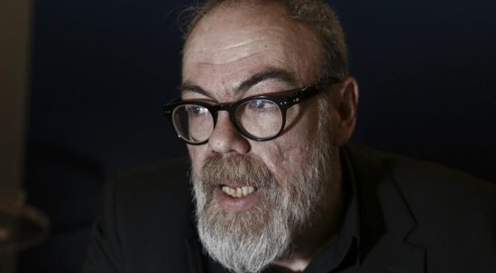 O Κυρίτσης, ως άλλος Τζακ Σπάροου, με… πειρατικό μπλουζάκι στη Βουλή (pics)