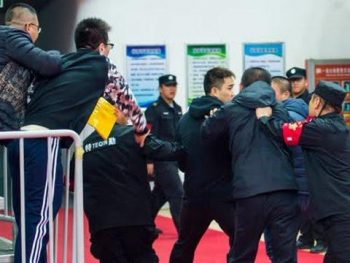 Κίνα: Κλείδωσαν μεταφραστή στα αποδυτήρια (video)