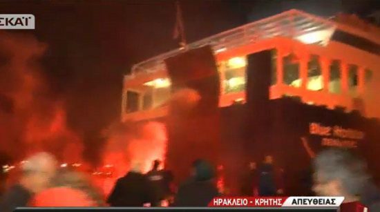 Εκτός ελέγχου το λιμάνι του Ηρακλείου: Αγρότες απάντησαν με φωτοβολίδες και καπνογόνα σε απεργούς ναυτικούς. “Θύμα” ο λιμενάρχης (video)