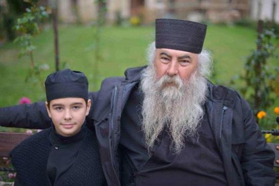 ΣΟΚ: 12χρονος μοναχός στο Άγιον Όρος! (pics)