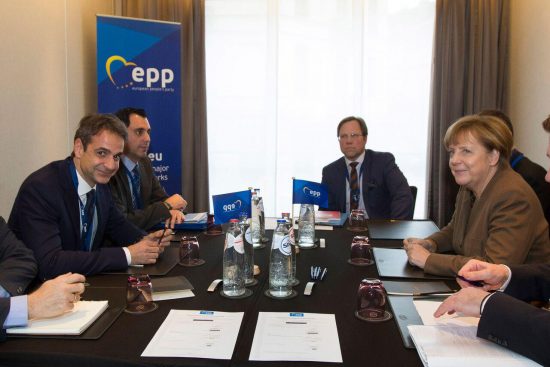 Μητσοτάκης: Σύντομο τετ-α-τετ με Μέρκελ – Πότε θα γίνει η συνάντηση στο Βερολίνο