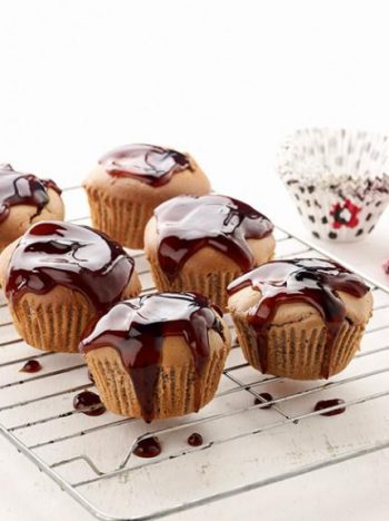 Muffins σοκολάτας γεμιστά με σοκολάτα και καραμέλες γάλακτος