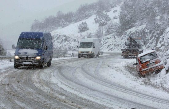 Σαρώνει ο χιονιάς – Ποιοι δρόμοι είναι κλειστοί στην Αττική