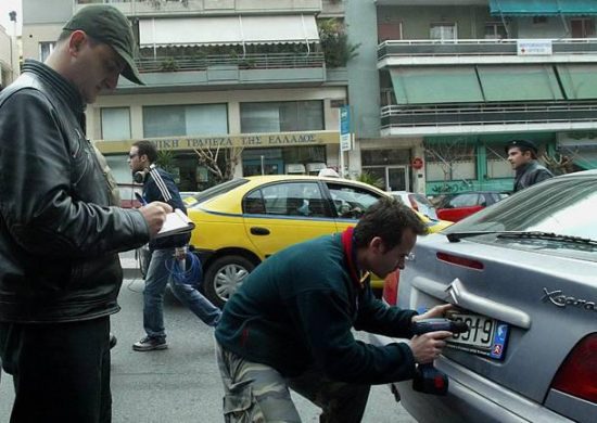 Δημοτική Αστυνομία: Επιστρέφει λόγω Χριστουγέννων τις πινακίδες – Ποια τα κριτήρια