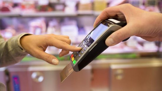 Τα δίνουν όλα για το πλαστικό χρήμα. Δείτε τι πρέπει να κάνετε